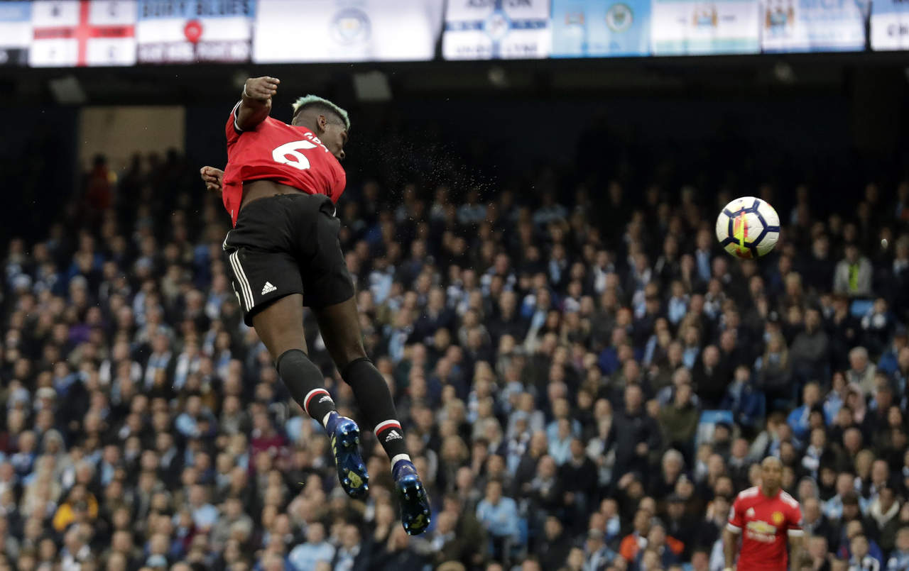 Paul Pogba marcó dos goles en la victoria del Manchester United 3-2 sobre el City. (AP)