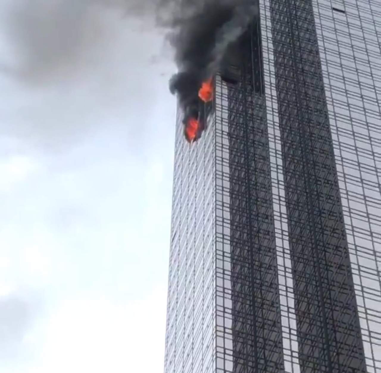 El departamento de bomberos de la ciudad confirmó que el fuego se reportó en la planta 50 del edificio, y que allí acudieron equipos de bomberos de tres diferentes estaciones. (ESPECIAL)