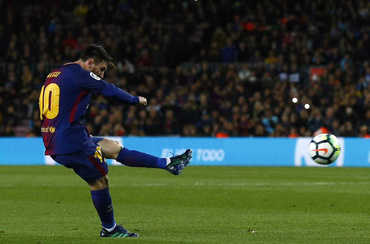 Lionel Messi llegó a 30 goles en la Liga de España, siete más que su perseguidor Cristiano Ronaldo. (AP)