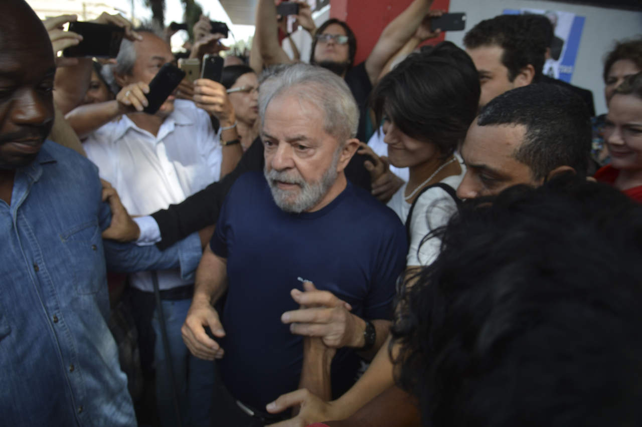 Lula será sometido a un examen físico en la sede de la Policía Federal en Sao Paulo antes de ser trasladado este mismo sábado a Curitiba, ciudad en el sur de Brasil en donde tendrá que cumplir su condena. (NOTIMEX)