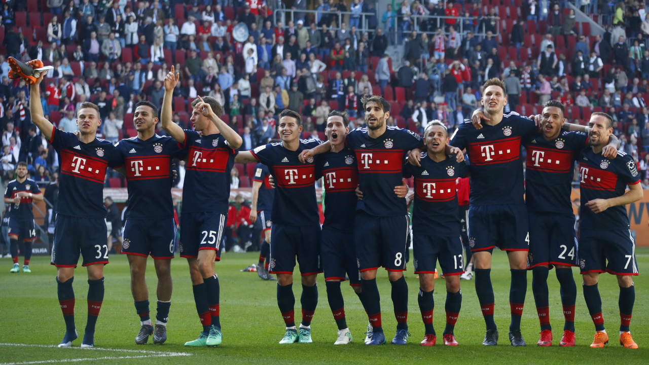 Los jugadores del Bayern celebran al terminal el juego. (AP)