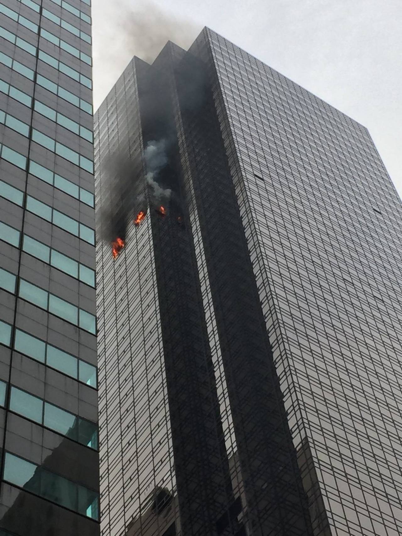 Evidencias. El departamento de bomberos difundió fotos en la que se ven llamas saliendo de cuatro ventanas del edificio.