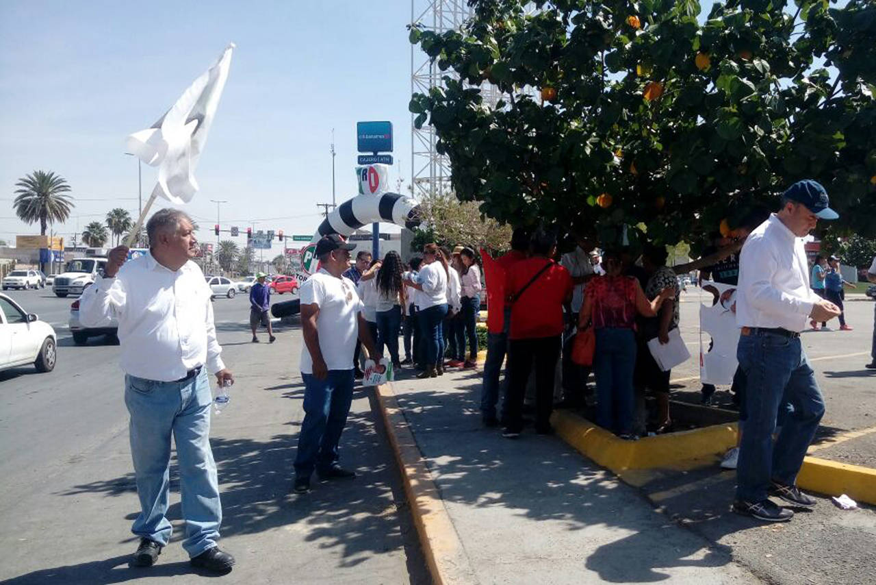 Disputa. PRI y PAN inician volanteo y pega de calcas en el bulevar Independencia, en sus cruces con Calle 12 y Colón.