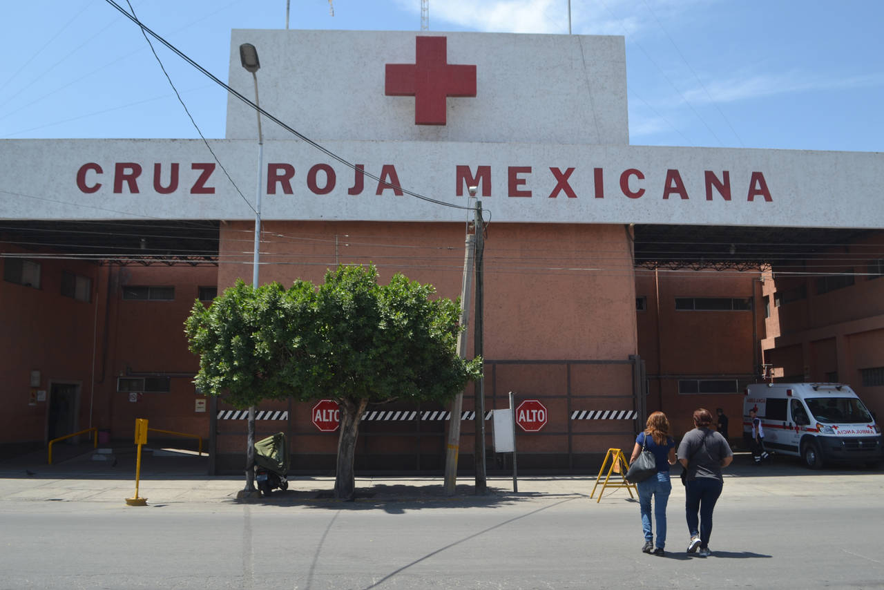 Ayudan. La Cruz Roja Mexicana presta servicios de urgencias médicas o de emergencia y socorro a las y los ciudadanos. (ANGÉLICA SANDOVAL) 