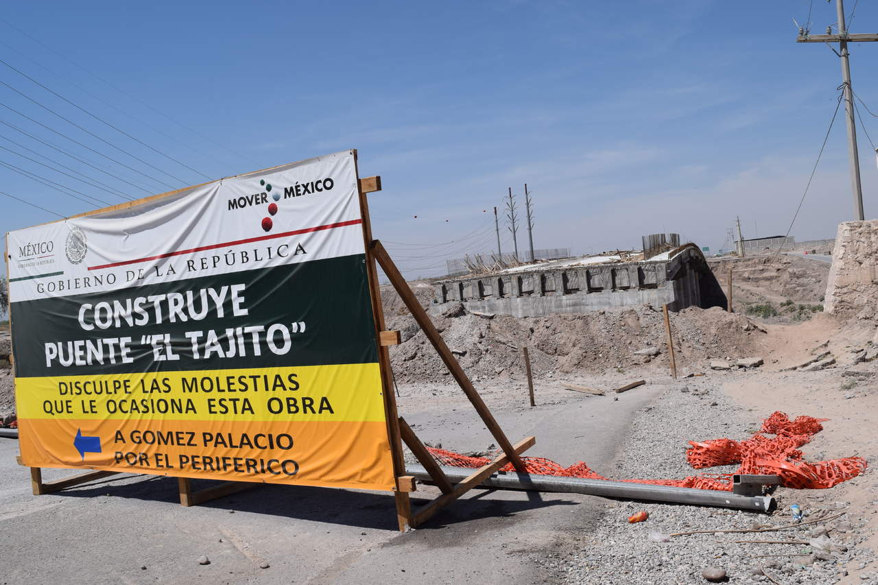 La Secretaría de Comunicaciones y Transportes (SCT) denunció a la empresa Konstrutodo que estaba a cargo de la construcción, debido a que destruyó parte del camino provisional y con ello dejó sin conectividad durante meses al sector norte, entre Gómez Palacio y Torreón. (ARCHIVO)