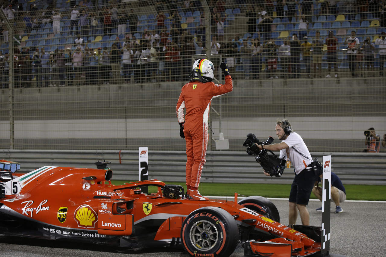El alemán Sebastian Vettel celebra luego de ganar la ‘pole position’ en el Gran Premio de Bahrein. (AP)