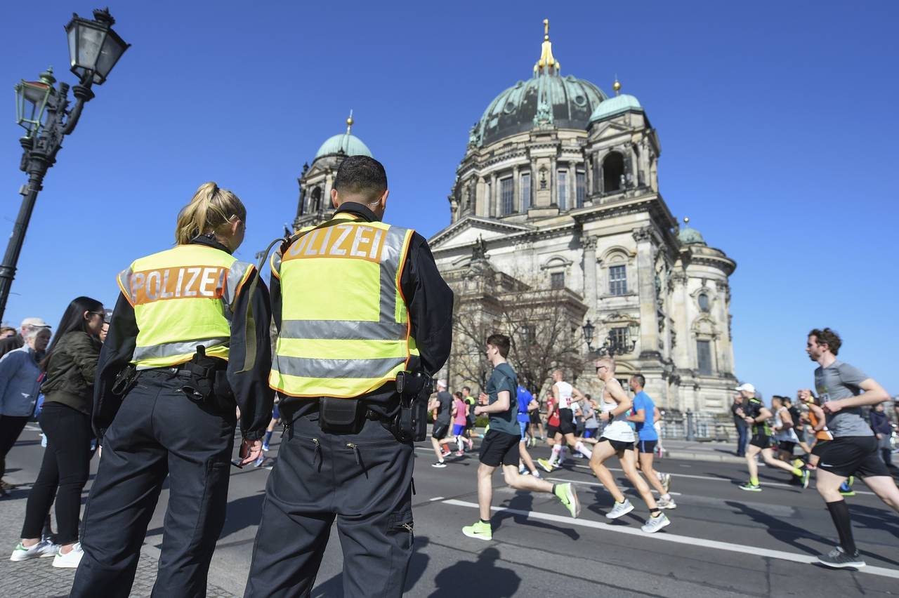 Operativo. La policía ha realizado registros de vehículos en Berlín. (AP)