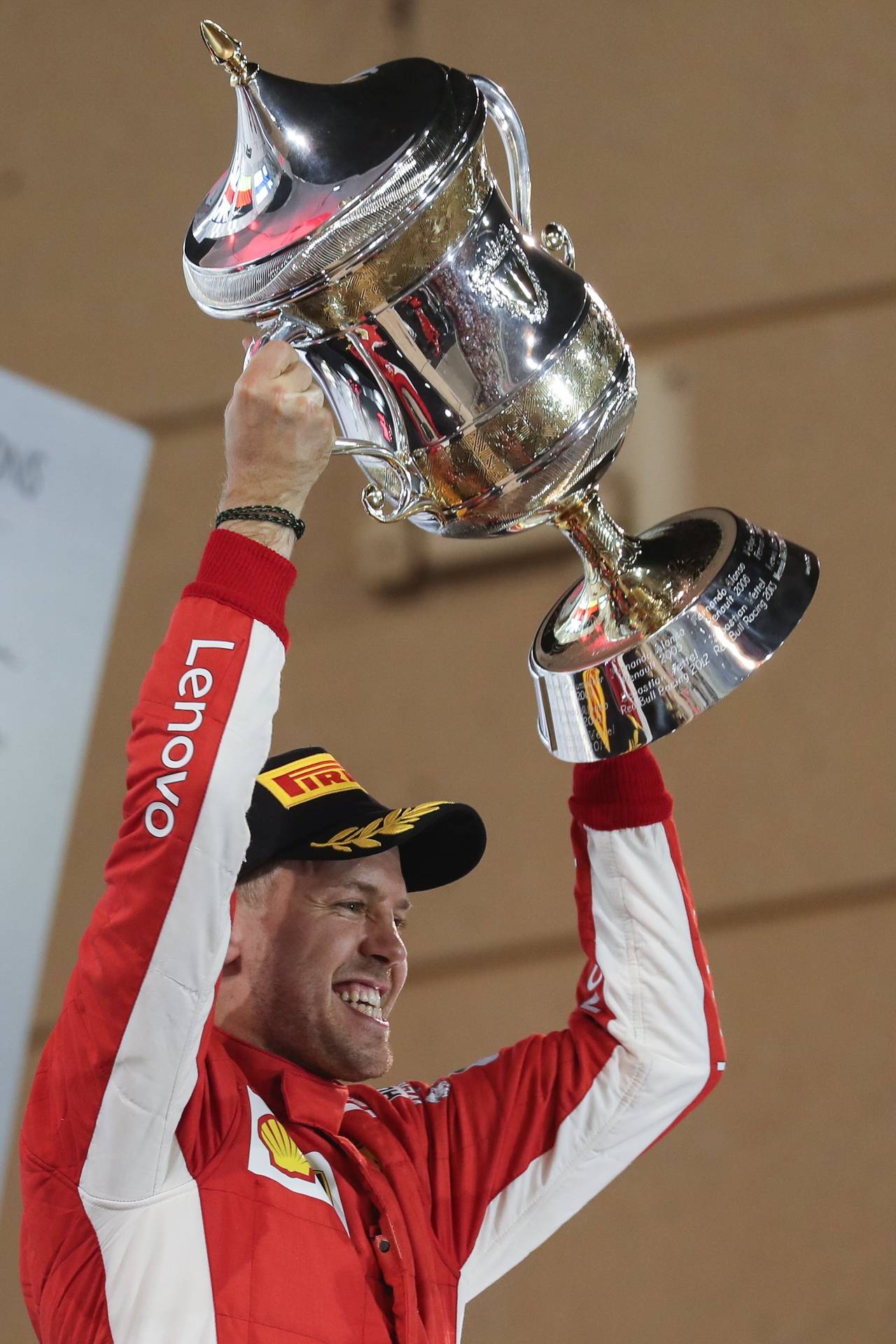 El alemán Sebastian Vettel celebra tras conseguir el triunfo. (EFE)