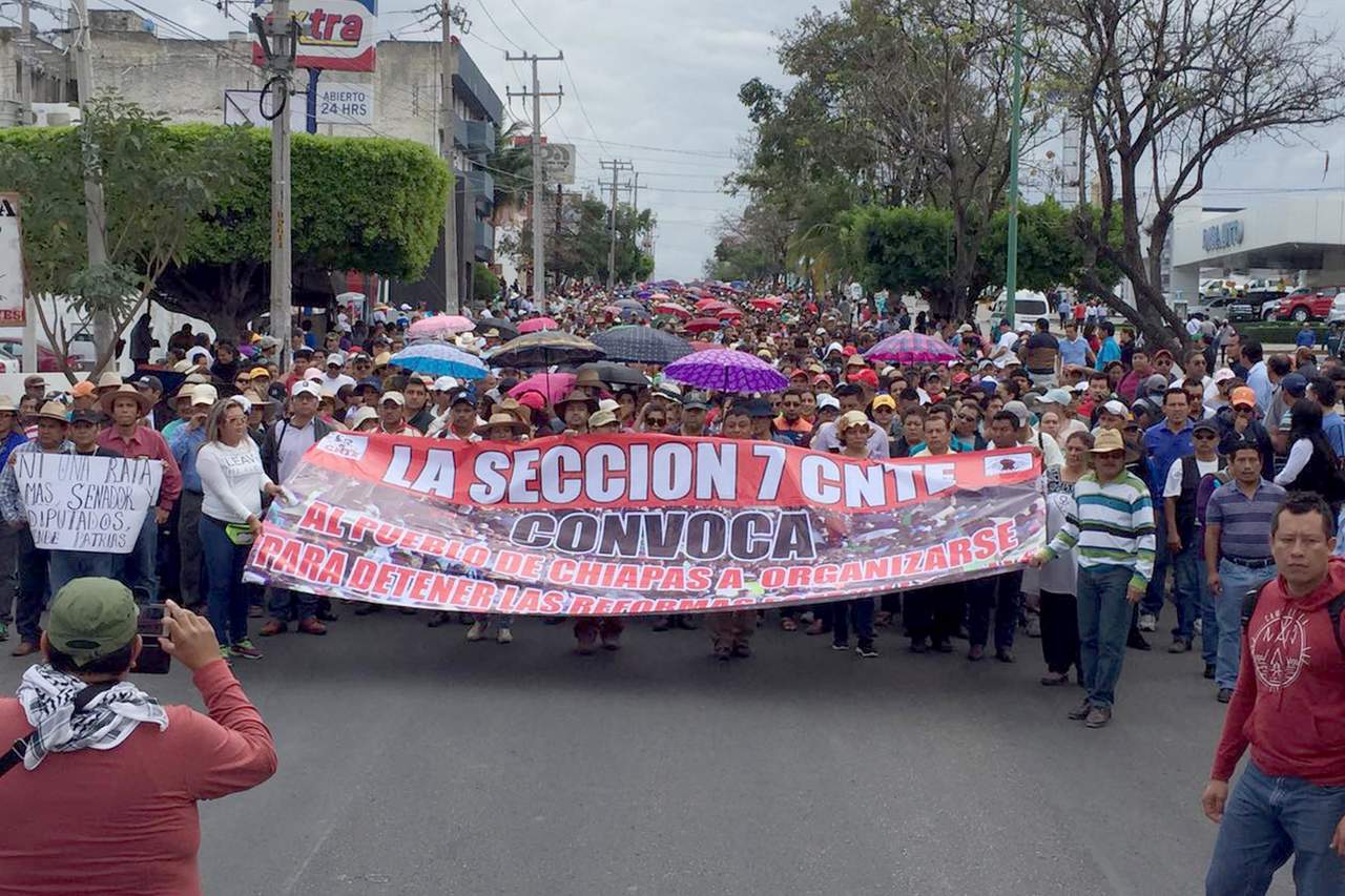 Maestros de la secciones 40 y 7 de la Coordinadora Nacional de Trabajadores de la Educación (CNTE), iniciaron este lunes un paro de labores de dos días, contra las reformas estructurales y se movilizarán con una marcha en Tuxtla Gutiérrez. (ARCHIVO)