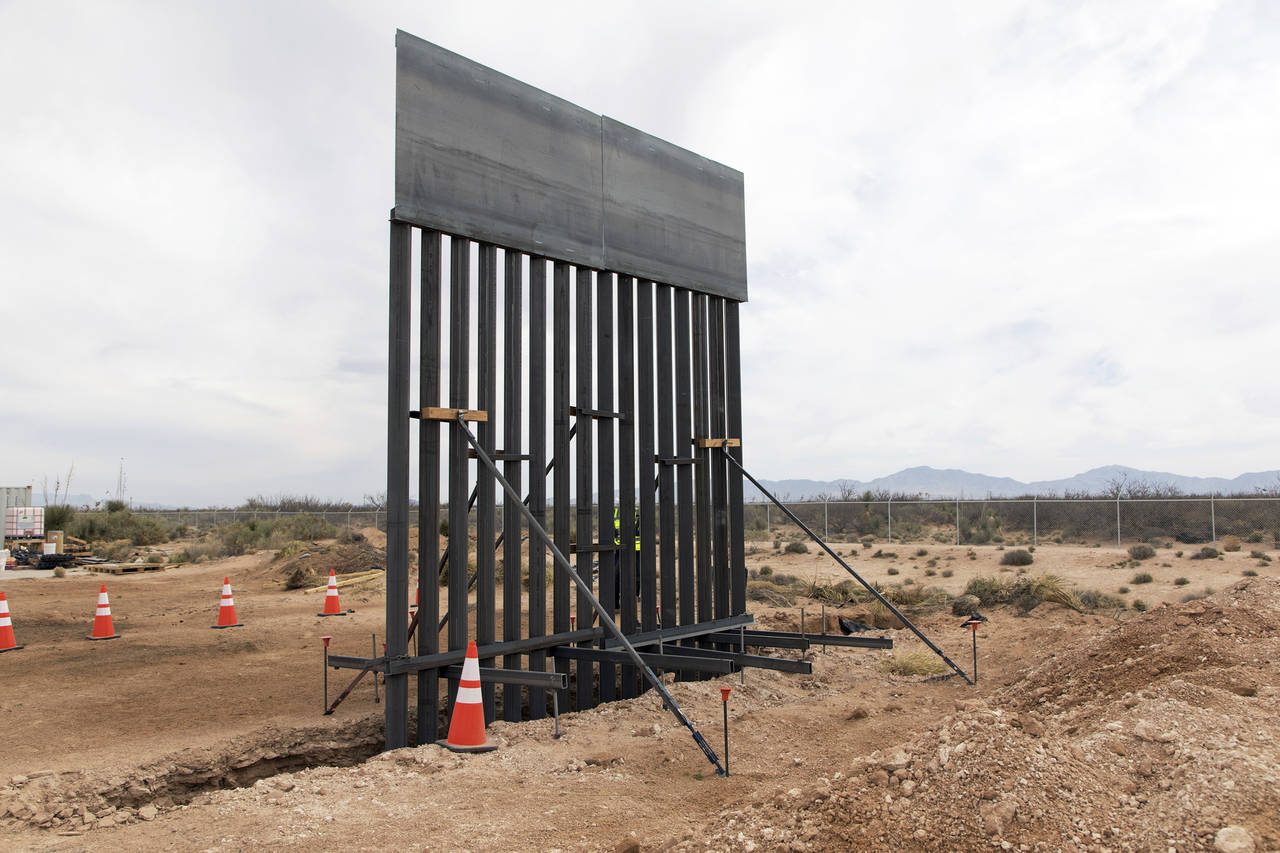 Proyecto. El nuevo muro de varilla y concreto que se construye a lo largo de un tramo de 32 kilómetros (20 millas). (AP)