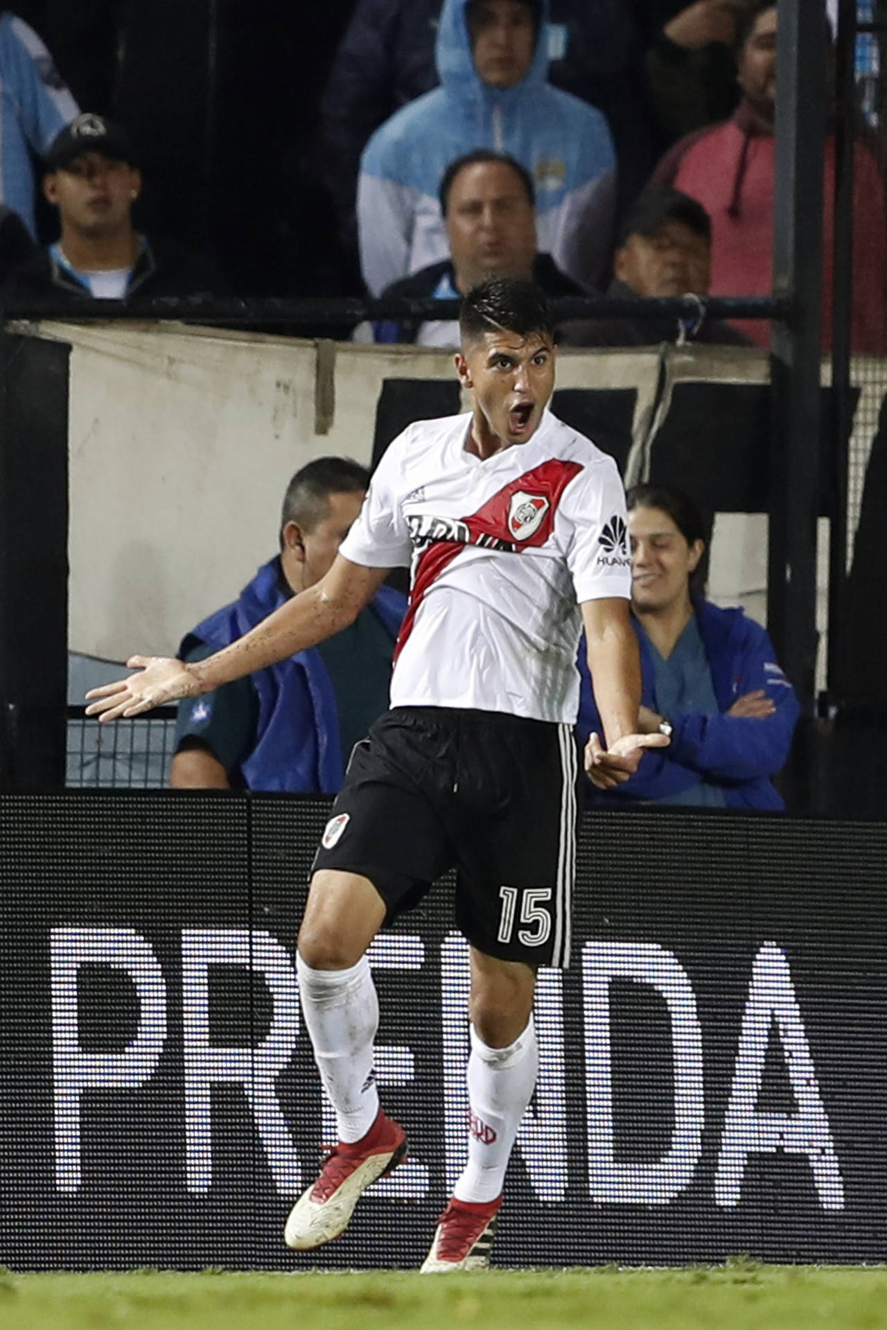 Exequiel Palacios, de River Plate, en festejo durante el encuentro ante el Racing. (Jam Media)