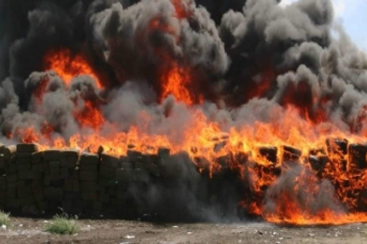 Personal de la Procuraduría General de la República (PGR) destruyó casi 200 mil objetos asegurados e incineró más de media tonelada de narcóticos en Quintana Roo. (TWITTER)