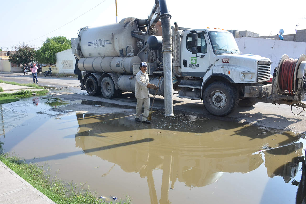 Hoy acudió un camión a desazolvar parte de las aguas negras, pero los mismos trabajadores del Simas les pidieron que fueran a las oficinas. (FERNANDO COMPEÁN)