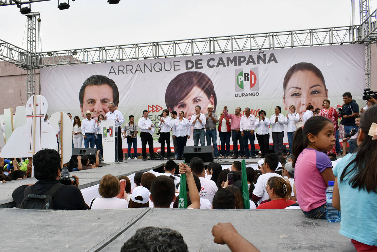 En marcha. Los candidatos del PRI dieron inicio formal a su campaña en Gómez Palacio. (EL SIGLO DE TORREÓN/ JOEL MENDOZA)