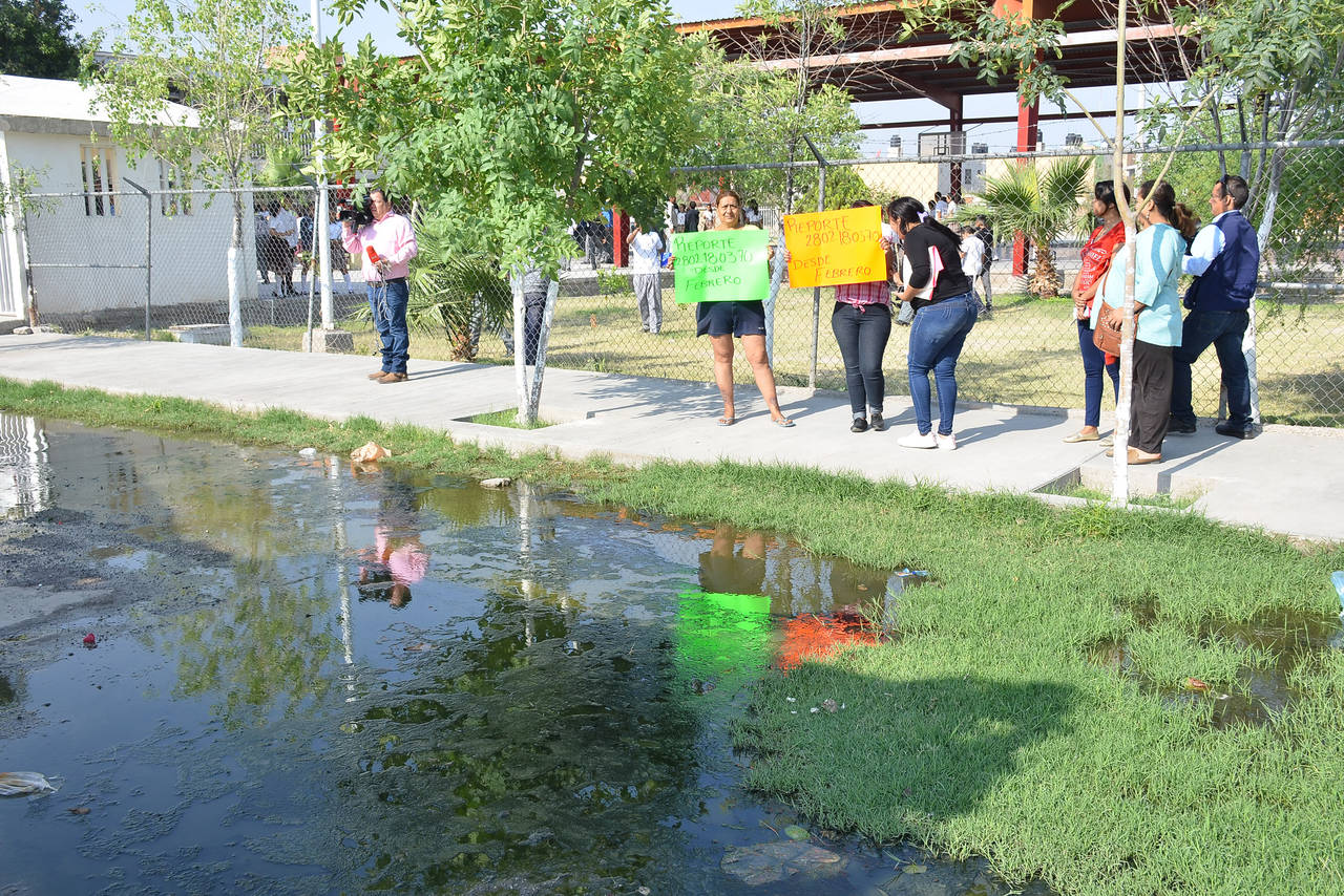Caídos. Por colectores, se registran brotes de aguas negras afuera de Jardín de Niños en fraccionamiento Latinoamericano. (FERNANDO COMPEÁN)