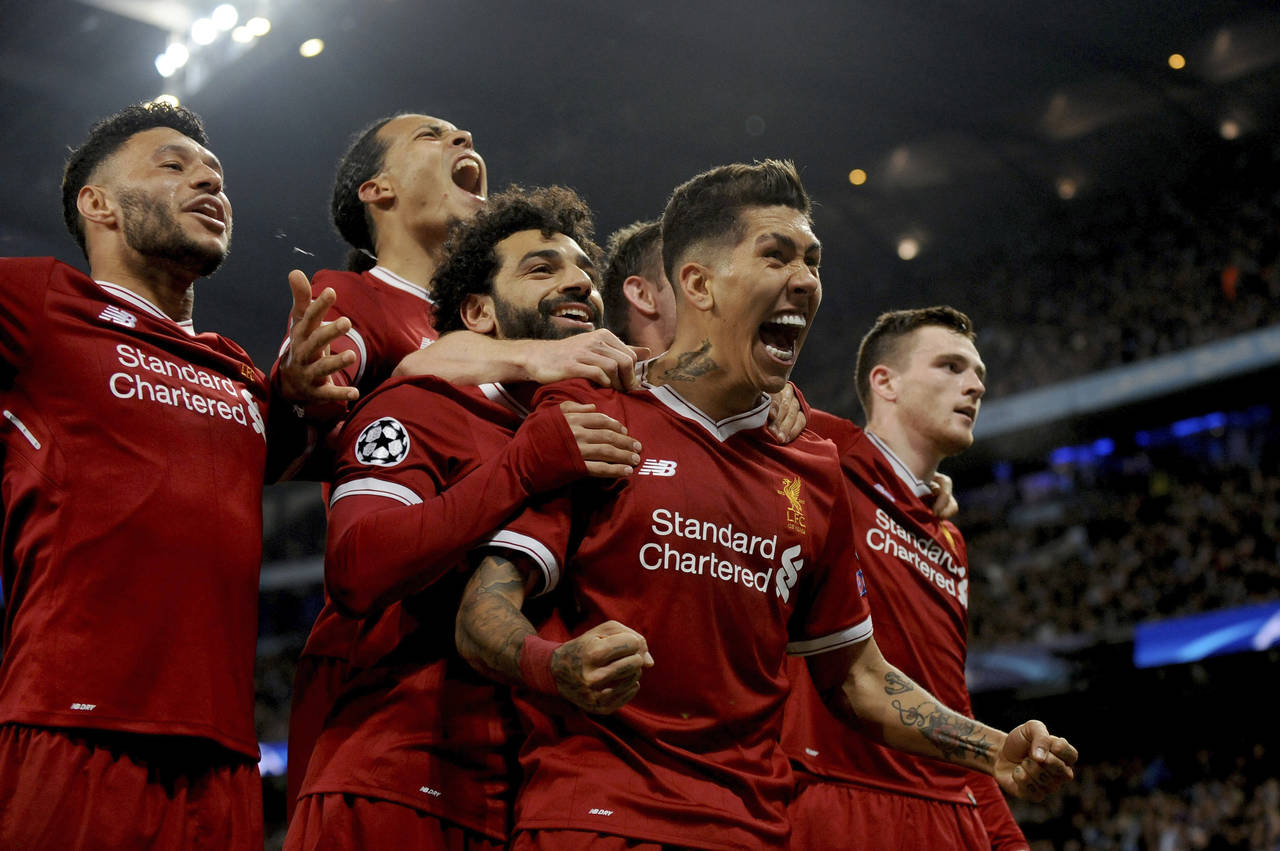 Los jugadores del Liverpool festejan con Firmino. (AP)