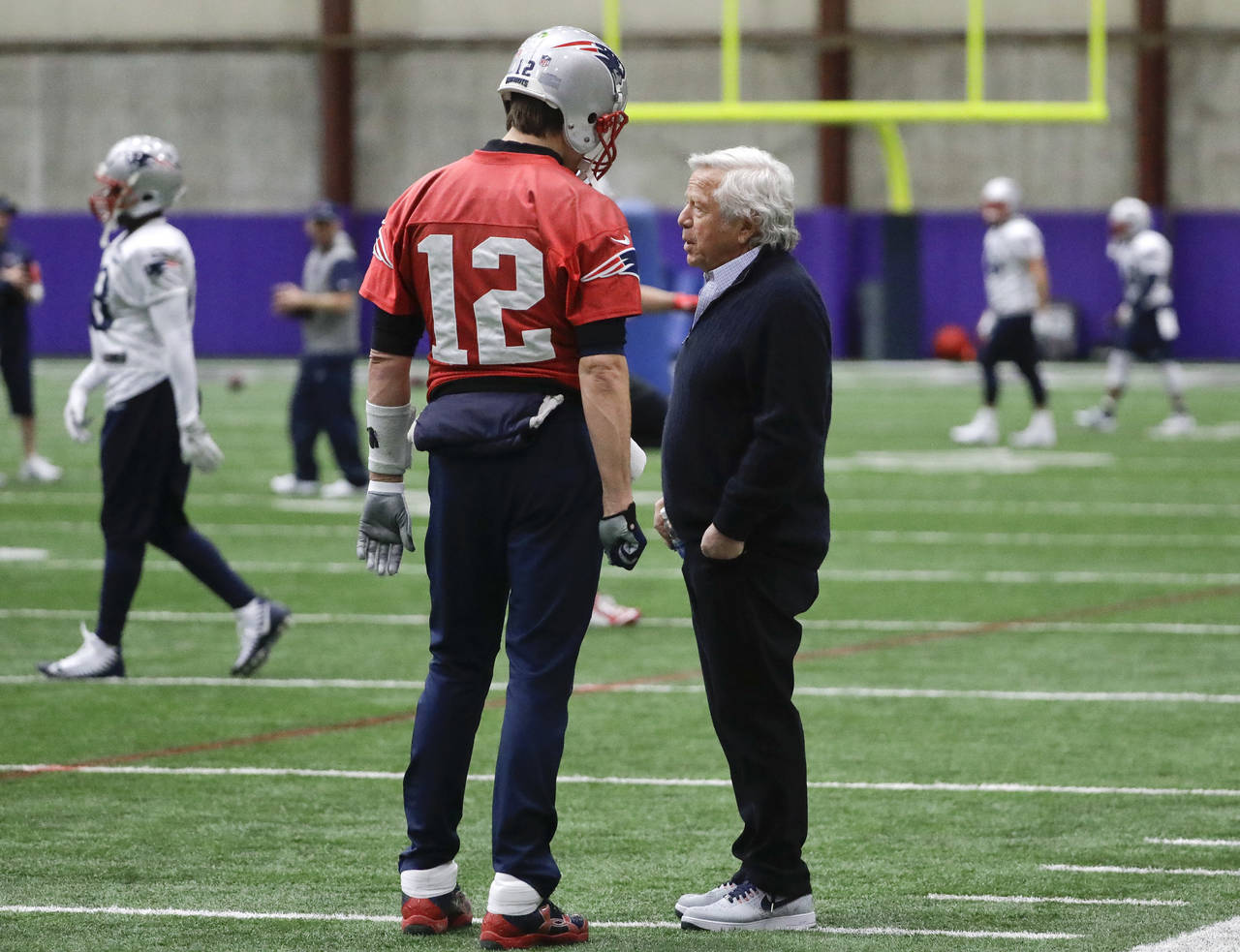 Tom Brady (i) platica con el dueño de los Patriots, Robert Kraft, previo al Super Bowl 52 que perdió Nueva Inglaterra ante Filadelfia. Robert Kraft niega disputa contractual con Tom Brady