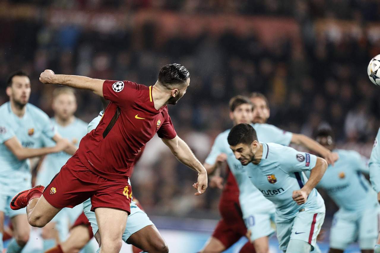 El jugador griego, Kostas Manolas, marca un gol en el partido entre la Roma y el Barcelona por los cuartos de final de Champions League. (EFE)