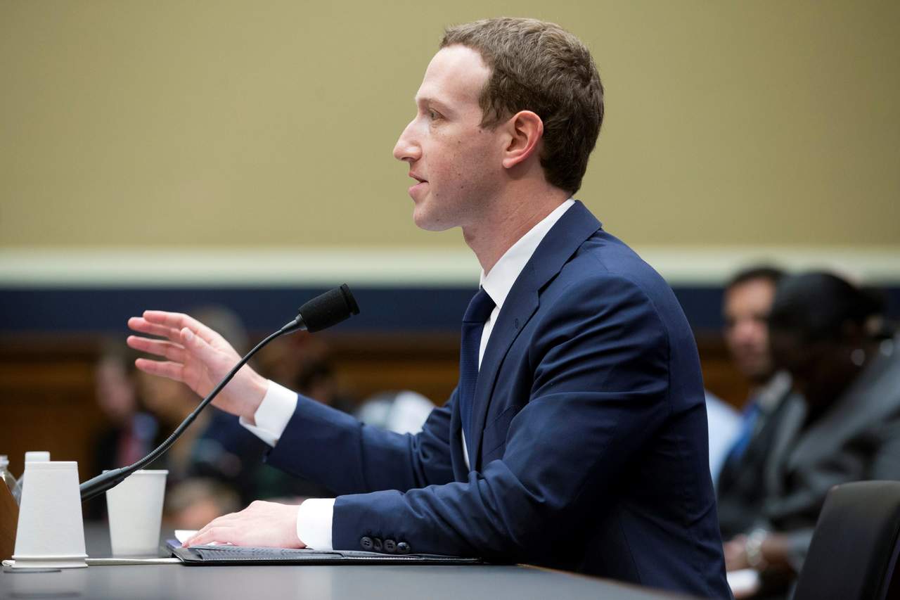 Zuckerberg, de 33 años, compareció hoy ante el comité de Energía y Comercio de la Cámara de Representantes, después de responder este martes a las preguntas de 44 de los cien senadores en otra audiencia. (EFE)