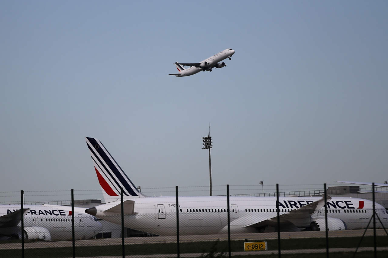 La aerolínea gala indicó que tomó la decisión siguiendo las recomendaciones de la organización europea para la seguridad de la navegación aérea, Eurocontrol. (AP)