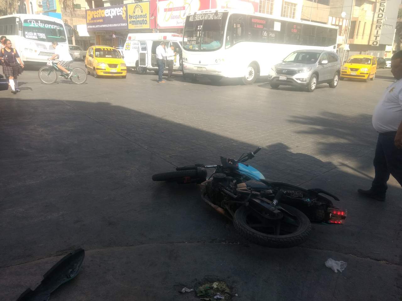 Al lugar arribaron paramédicos de la Cruz Verde de Torreón, quienes atendieron al motociclista, aunque no fue necesario trasladarlo a un hospital.(EL SIGLO DE TORREÓN) 
