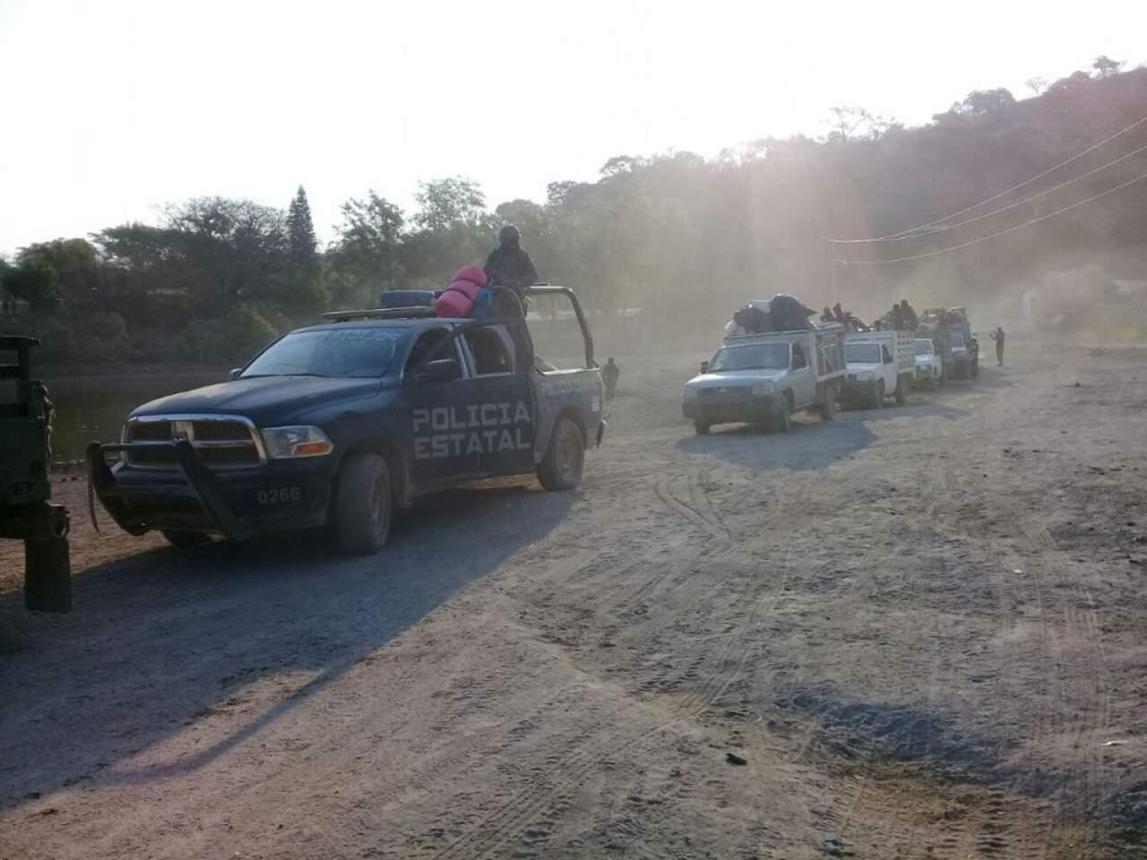 La caravana, integrada en su mayor parte por ancianos, mujeres y niños, salió de Laguna de Huayanalco, en el municipio de Totolapan, por temor a los narcos que operan en el área, dijo Roberto Álvarez, portavoz de seguridad de Guerrero, en un comunicado. (ESPECIAL)
