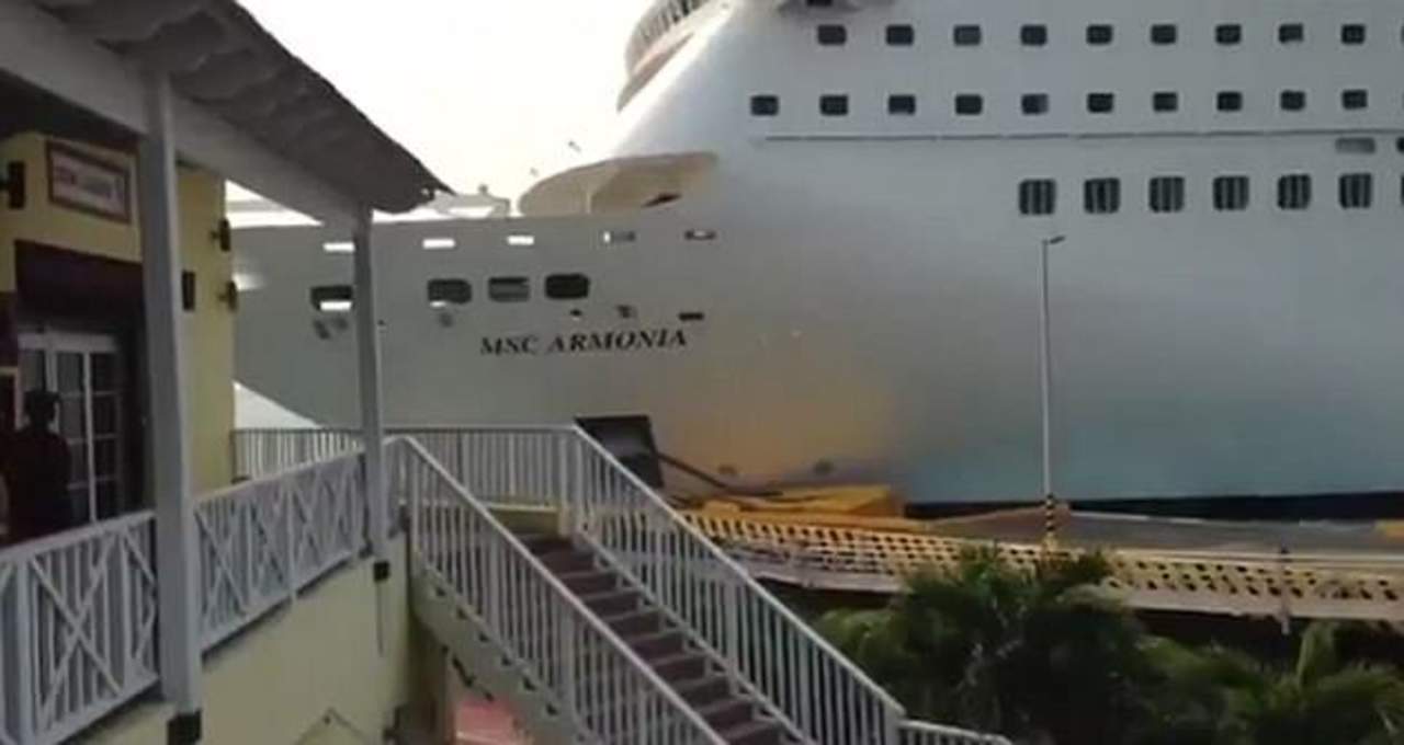 VIDEO: Crucero se estrella en un muelle