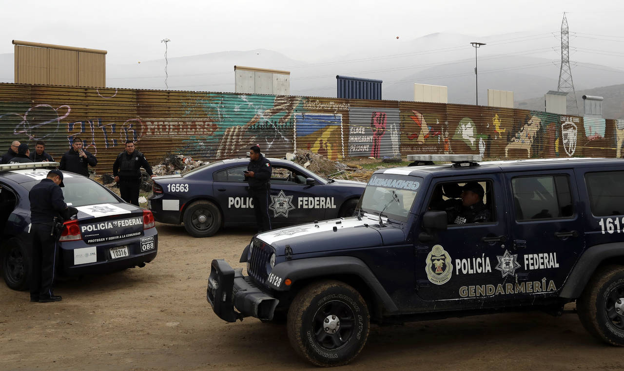 Reacción. El despliegue de la Gendarmería en la frontera se ve como un operativo a favor de Trump. (AP)