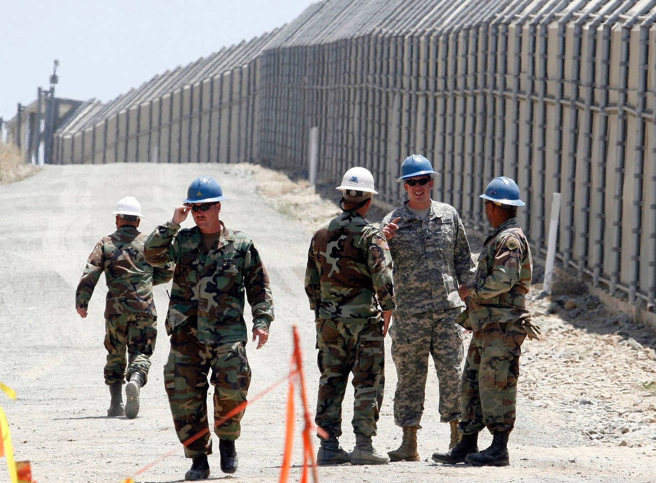 Presencia. Elementos de la Guardia Nacional se encuentran en la frontera de California con México. (AP)