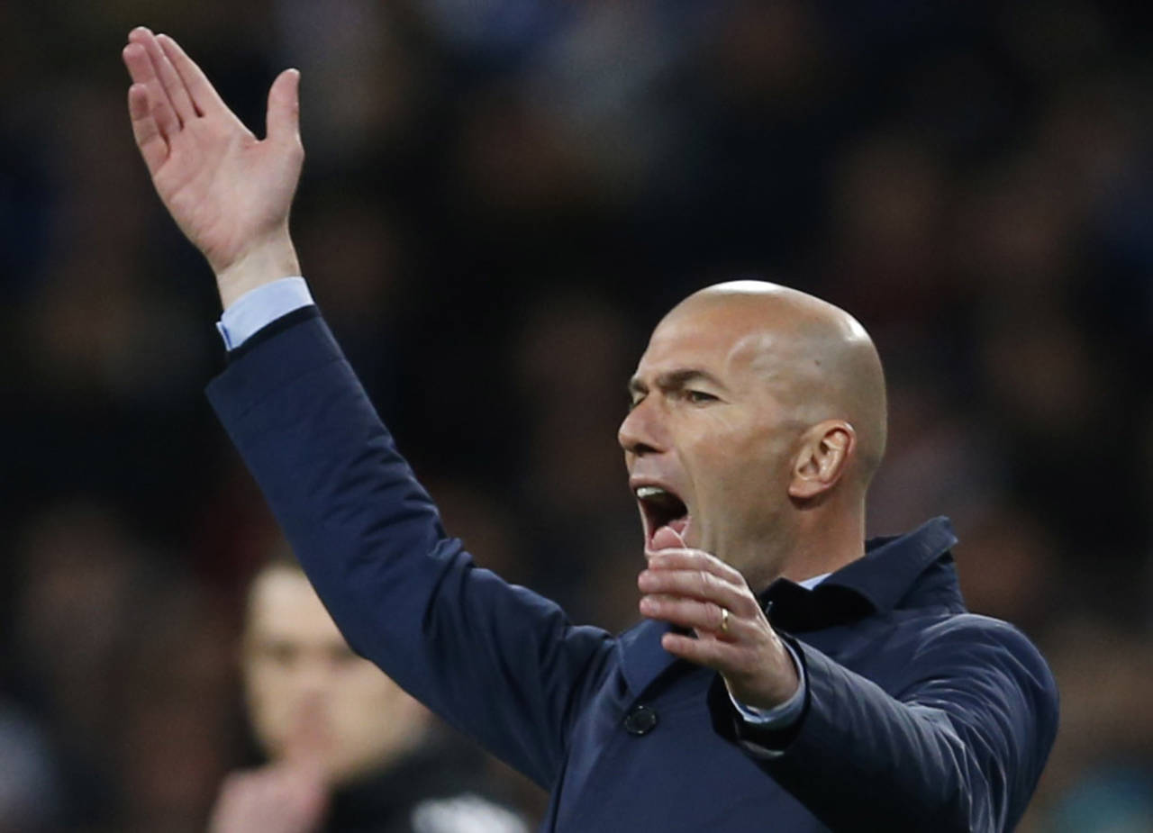 Zinedine Zidane dijo que su equipo fue mejor durante los 180 minutos de la eliminatoria. Contrastantes portadas de dos diarios españoles sobre el penal del juego de ayer. (AP)