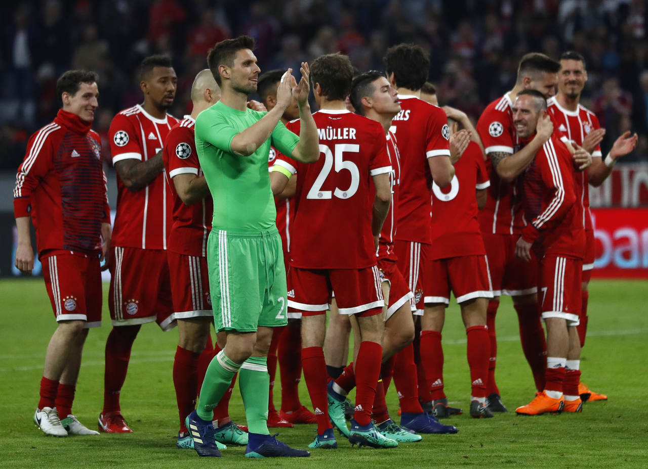 Los jugadores del Bayern Munich celebran tras el empate a cero goles con el Sevilla. Bayern avanza tras igualar con Sevilla