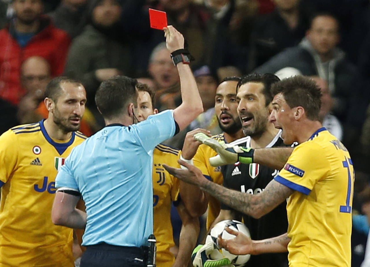 El árbitro Michael Oliver expulsa a Buffon por reclamarle. (AP)