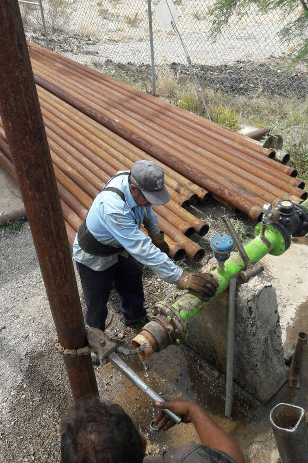 Pozo. Una cuadrilla de trabajadores del Sapal acudió al pozo de agua que surte a Villa Nazareno y a Francisco Villa. (EL SIGLO DE TORREÓN)