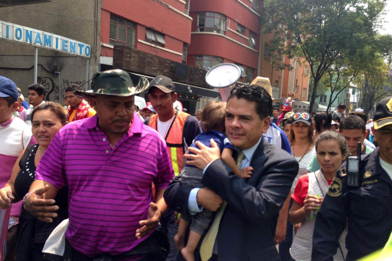 Para solidarizarse con los migrantes hondureños que viajan en el Viacrucis Migrante por México rumbo a Estados Unidos, Alden Rivera Montes (en traje), embajador de Honduras en México, encabezó una marcha de 15 kilómetros. (EL UNIVERSAL)