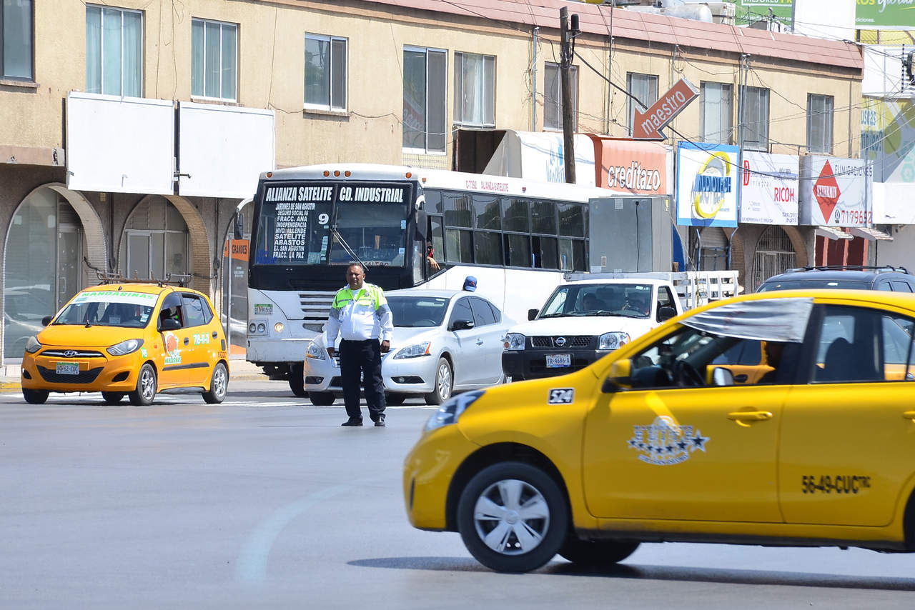 La dirección de Tránsito y Vialidad municipal montó un operativo donde participaron cerca de 10 elementos entre patrulleros, motociclistas y personal pedestre.  (FERNANDO COMPEÁN) 