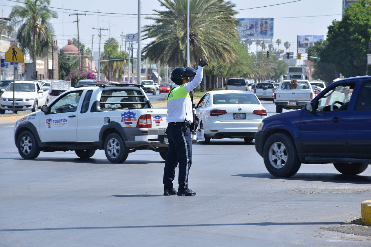 La dirección de Tránsito y Vialidad municipal montó un operativo donde participaron cerca de 10 elementos entre patrulleros, motociclistas y personal pedestre.   (FERNANDO COMPEÁN) 
