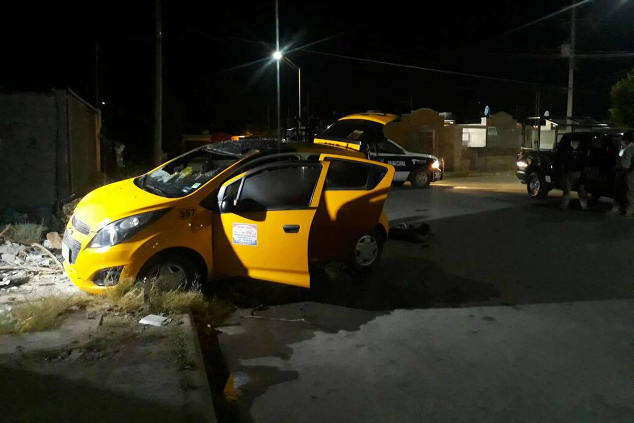 Abandonada. La unidad fue localizada minutos después del robo en las calles de la colonia Sol de Oriente. (EL SIGLO DE TORREÓN)