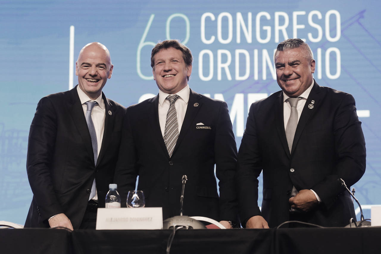 El presidente de la FIFA Gianni Infantino (izquierda), Alejandro Domínguez (centro), presidente de la Conmebol, y Claudio Tapia. (AP)