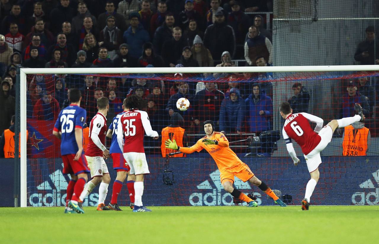 El guardameta del Arsenal Petr Cech (c) en acción, durante un partido por los cuartos de final de la Liga Europa de la UEFA. (AP)
