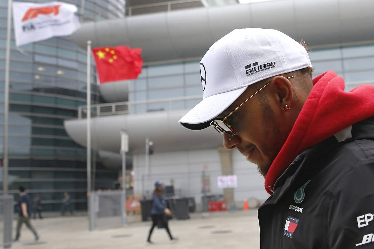 El piloto de Mercedes Lewis Hamilton camina por el paddock del Gran Premio de China en Shanghai, el jueves 12 de abril de 2018. (AP)