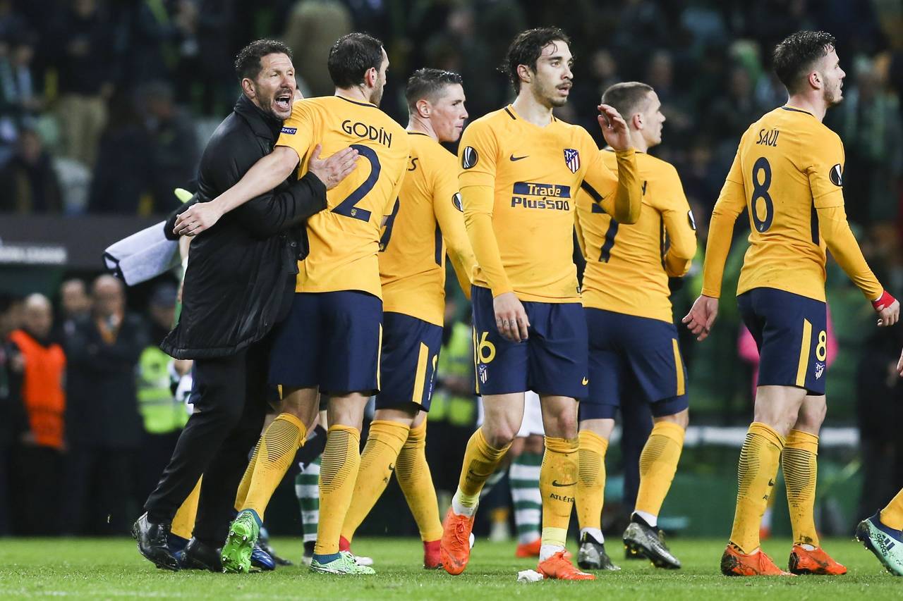 El entrenador del Atlético Madrid, Diego Simeone (i), saluda a los jugadores durante un partido de los cuartos de final de la Liga Europa en el estadio Alvalade XXI en Lisboa. (EFE)
