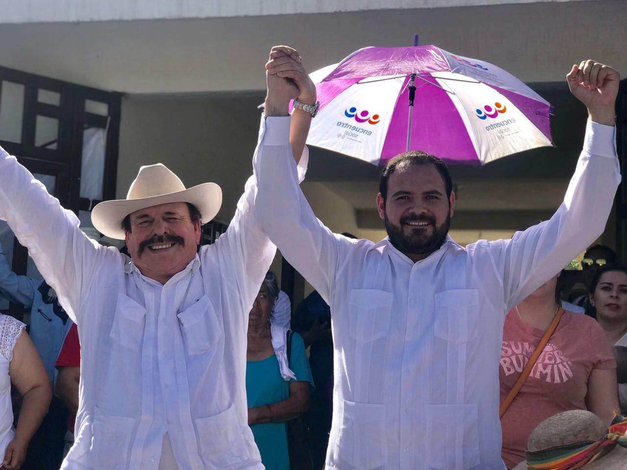 Acompañado por Armando Guadiana el aspirante presentó su documentación ante Comité Directivo Municipal del Instituto Electoral de Coahuila. (El SIGLO DE TORREÓN)