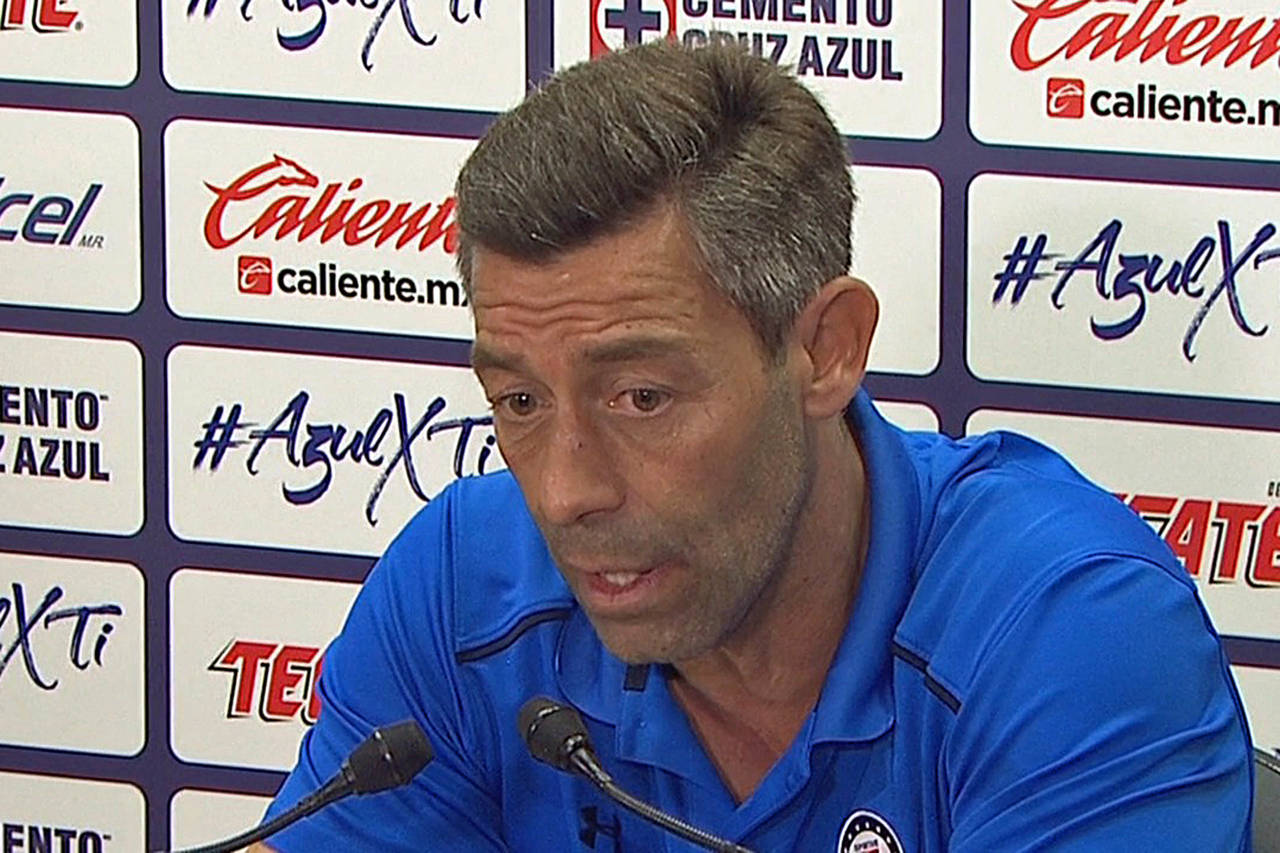 El técnico de Cruz Azul, Pedro Caixinha, en conferencia de prensa, rechazó que Tigres sea más 'grande' que La Máquina.  (Agencia El Universal)