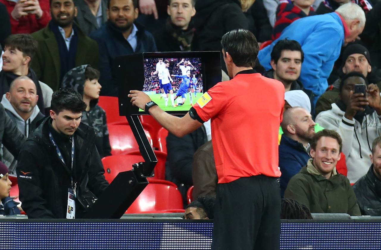 El árbitro Deniz Aytekin consulta el videoarbitraje (VAR) antes de conceder un penal a Italia durante el partido amistoso frente a Inglaterra, en marzo. (AP)