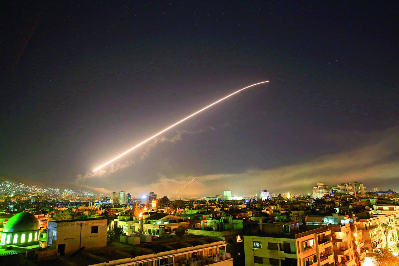 Misiles. Damasco, la capital de Siria, fue sacudida por fuertes explosiones que iluminaron el cielo con mucho humo. (AP)