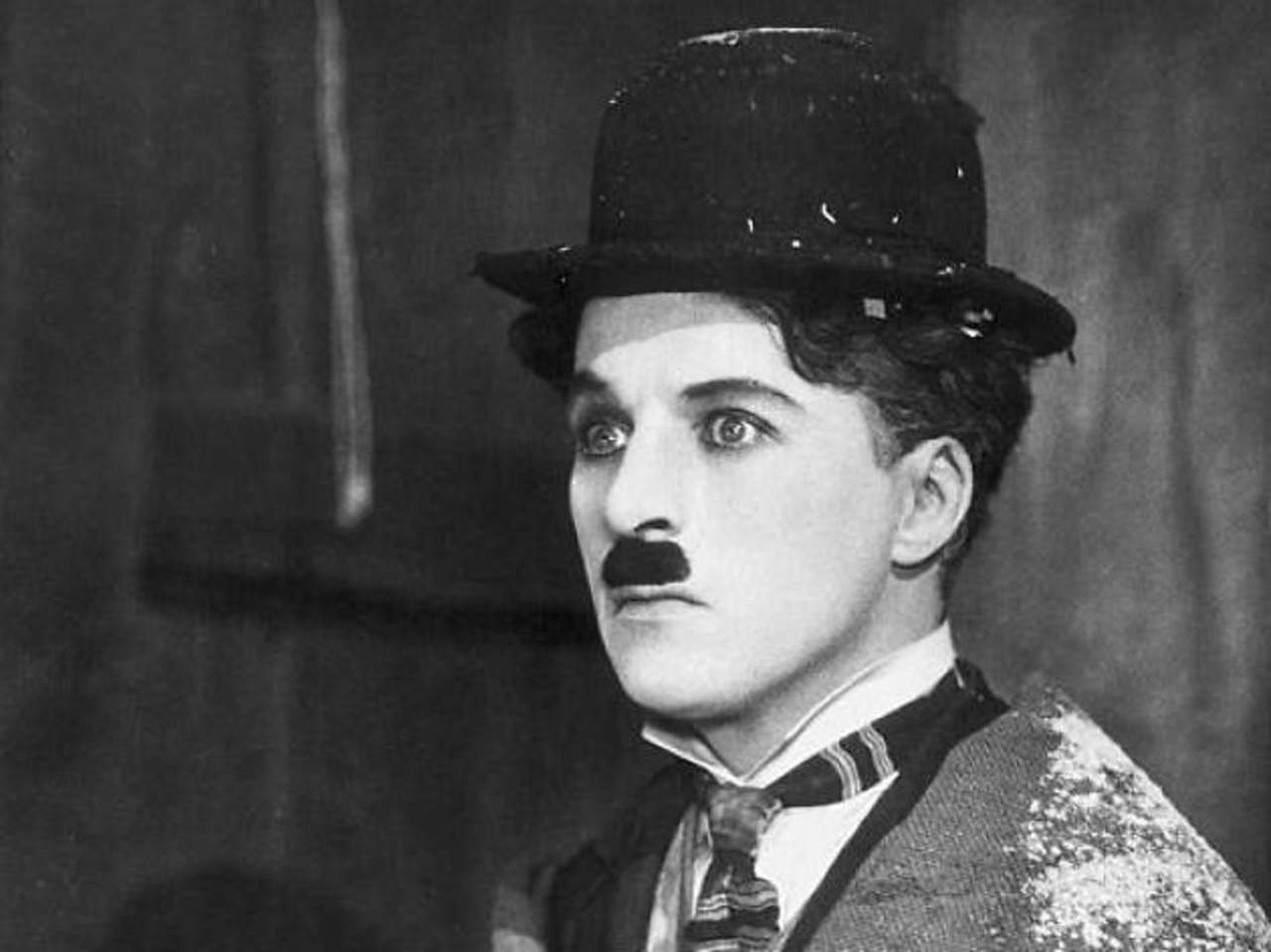Chaplin perfeccionó un estilo personal de interpretación, derivado del payaso de circo y del mimo, combinando la elegancia acrobática, la expresividad del gesto y la elocuencia facial, con un sentido del ritmo impecable. (ESPECIAL)