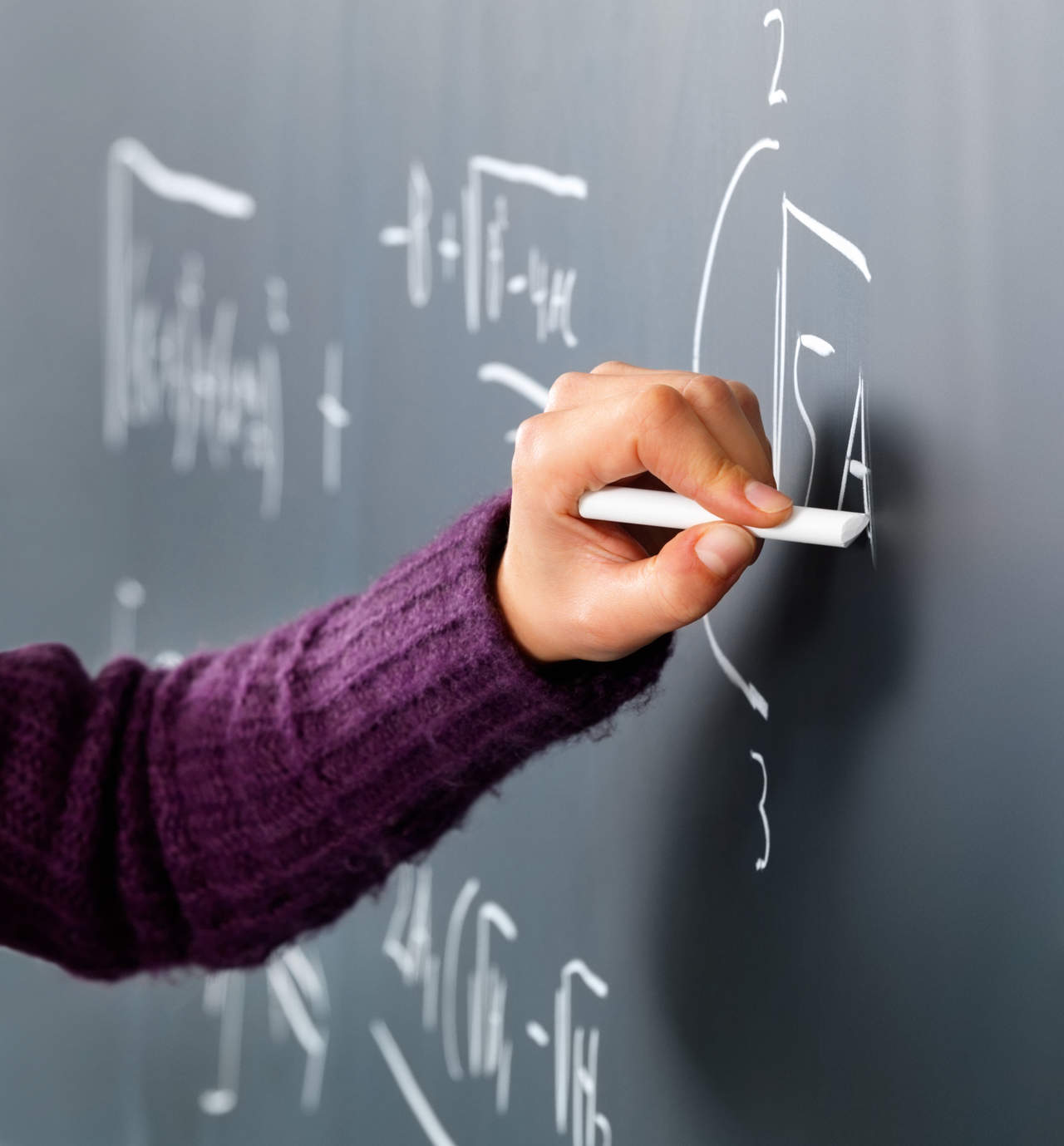 Con el uso de Mahi, un estudiante de secundaria, preparatoria o de los primeros semestres de educación superior puede perder el miedo a las matemáticas, al aprender y practicar álgebra. (ARCHIVO)