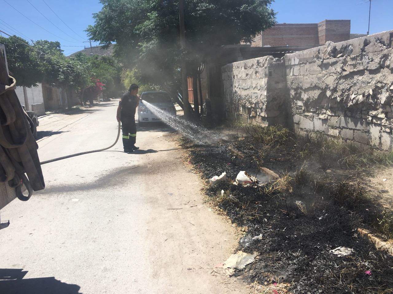 El titular de la corporación en el municipio, Vicente García Ramírez, comentó que el pasado viernes, elementos de Protección Civil y Bomberos actuaron para apagar 13 incendios en diferentes lotes baldíos de la ciudad, los cuales consideran que fueron provocados. (EL SIGLO DE TORREÓN)