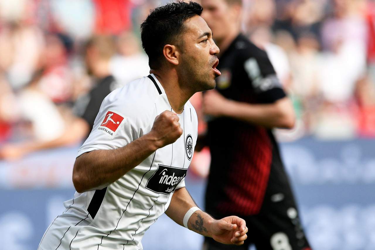 Marco Fabián celebra luego de anotar el empate a uno en la derrota del Eintracht ante Bayer. (EFE)