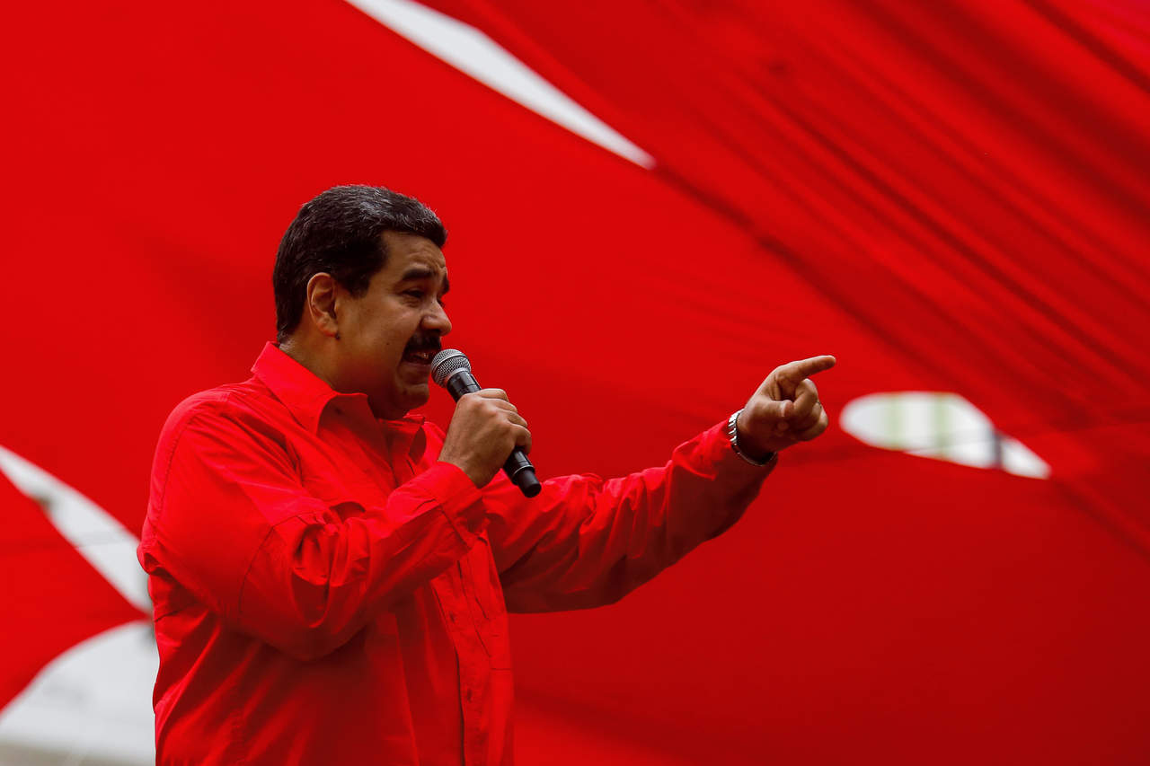 Ante miles de simpatizantes que marcharon contra la 'agresión imperial' de Estados Unidos, Maduro dijo en Caracas que hay un 'plan internacional' para 'sabotear' las elecciones de mayo y aseguró que en los próximos días mostrará las pruebas 'contundentes' del mismo. (EFE)